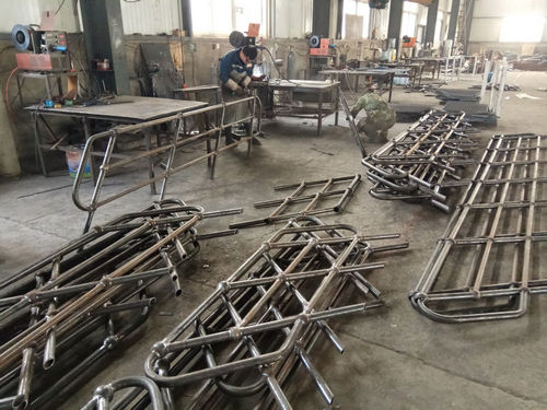上海鍋爐廠斜梯欄桿正在加工中